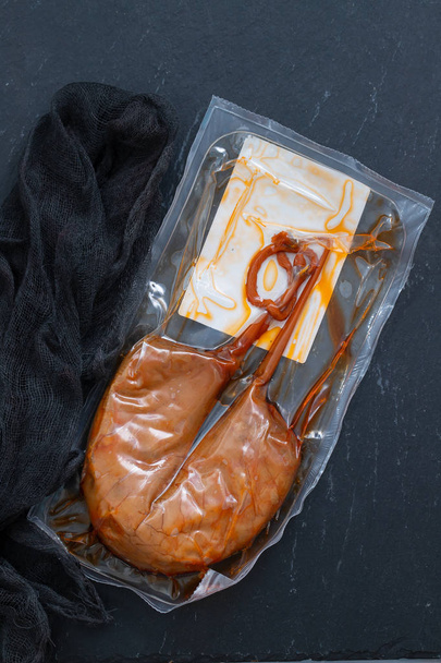 saucisse portugaise typique Farinheira dans un sac en plastique sur céramique
  - Photo, image