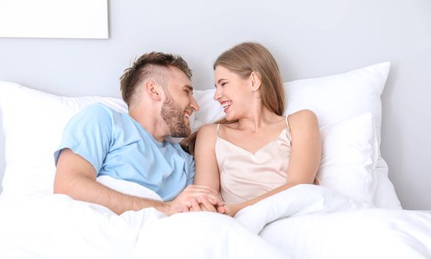 Portrét šťastného mladého páru v ložnici - Fotografie, Obrázek