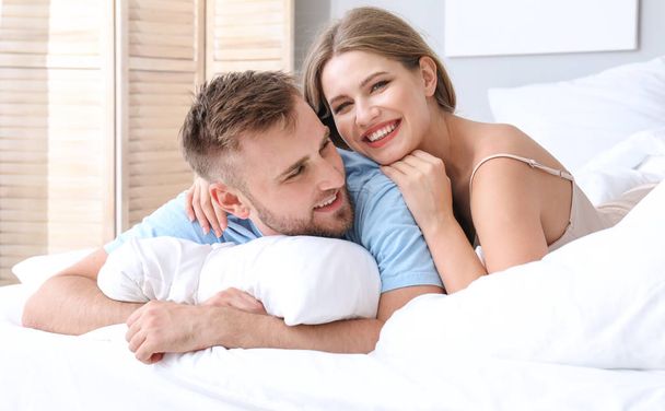 寝室で幸せな若いカップルの肖像画 - 写真・画像