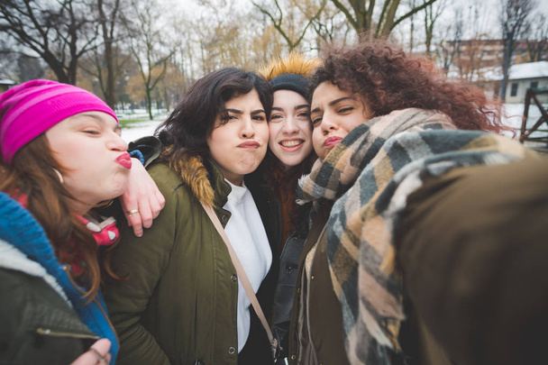 ryhmä nuoria naisia etsivät kamera selfie
  - Valokuva, kuva