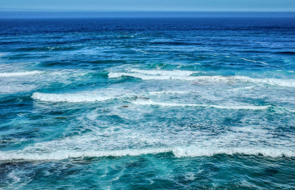 Wszystkie odcienie niebieskiego Oceanu Spokojnego. Australijskie wybrzeże. - Zdjęcie, obraz
