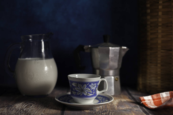чашка кави та молочного глечика
 - Фото, зображення