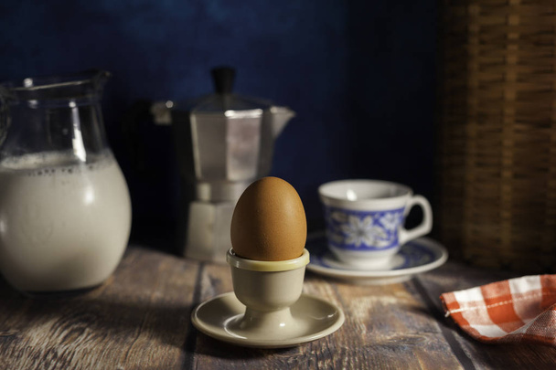 uovo cotto in tazza d'uovo, caffè e brocca di latte
 - Foto, immagini