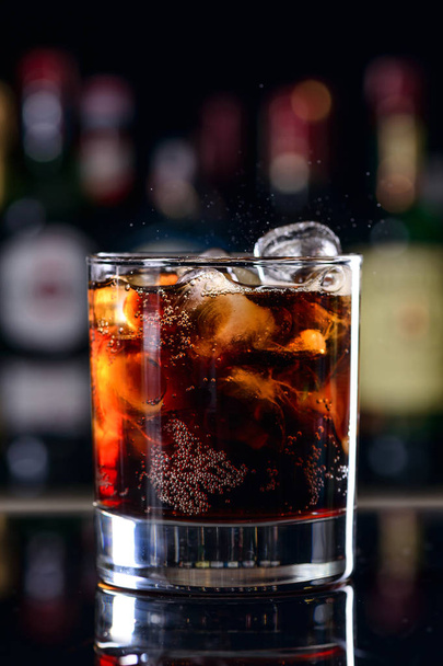 popular rum cocktail with cola - classic cube libre - Foto, Bild