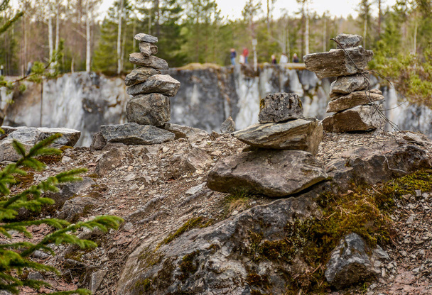 Pirámides de piedra construidas por turistas a partir de piezas de mármol en la montaña Parque Ruskeala
.  - Foto, Imagen