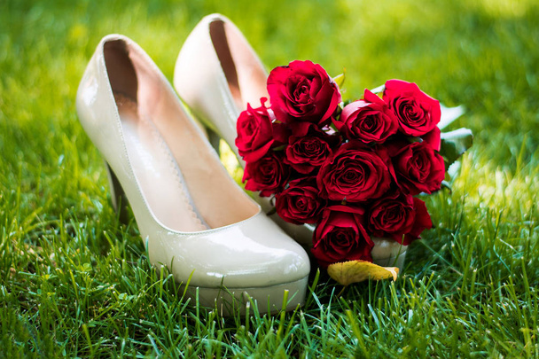 dort svatební květiny bílé růže - Fotografie, Obrázek