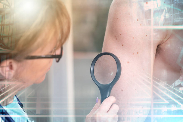 Дерматолог, осматривающий кожу пациента; множественное воздействие
 - Фото, изображение