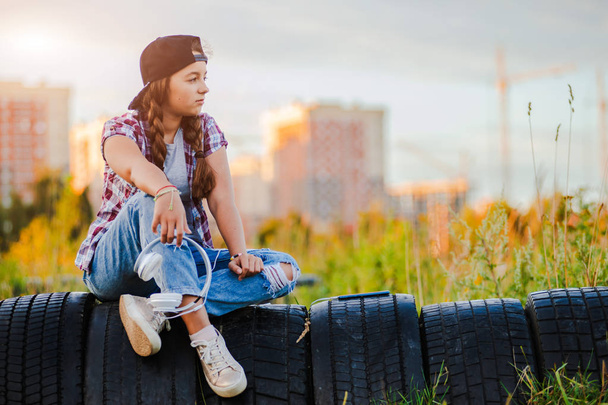 genç kız kulaklık, kentsel sokak tarzı, açık sokak tarzı hipster kadın müzik dinleme - Fotoğraf, Görsel