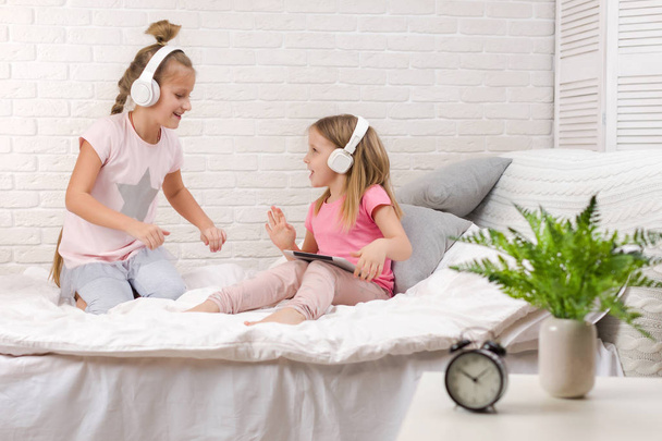 two little kids girls play in the bedroom - Photo, Image