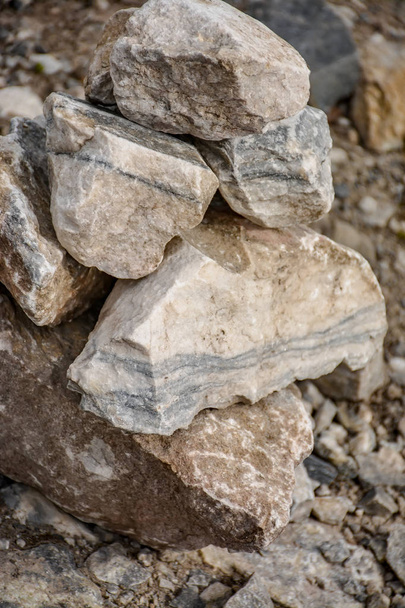Park Ruskeala dağındaki mermer parçalarından turistler tarafından inşa edilen taş piramitler.  - Fotoğraf, Görsel