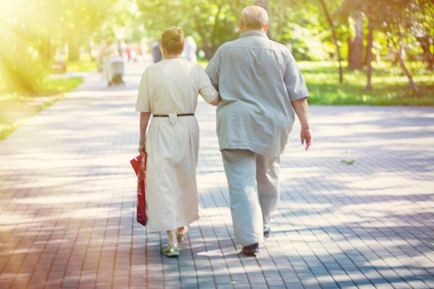 una pareja casada de pensionistas caminando en un parque de verano
 - Foto, Imagen