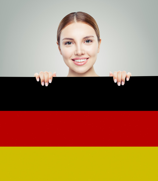 Viajar en Alemania concepto. Mujer bonita mostrando bandera de Alemania
  - Foto, imagen