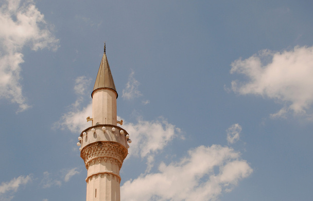 Minaret na tle niebieski, pochmurne niebo - Zdjęcie, obraz