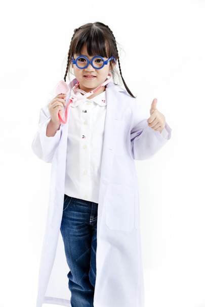Une jeune fille asiatique avoir plaisir à jouer habiller comme un médecin
 - Photo, image