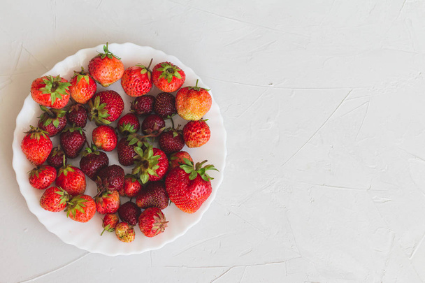 Deliciosas fresas de un jardín de campo. Comida saludable, vitaminas y nutrición. Comida de temporada. Orientación horizontal
 - Foto, imagen