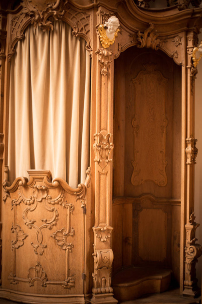 Holzbeichtstuhl in einer Kirche - Foto, Bild