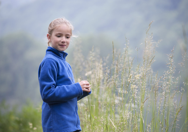 summer holidays: young girl outdoors in nature - Foto, afbeelding