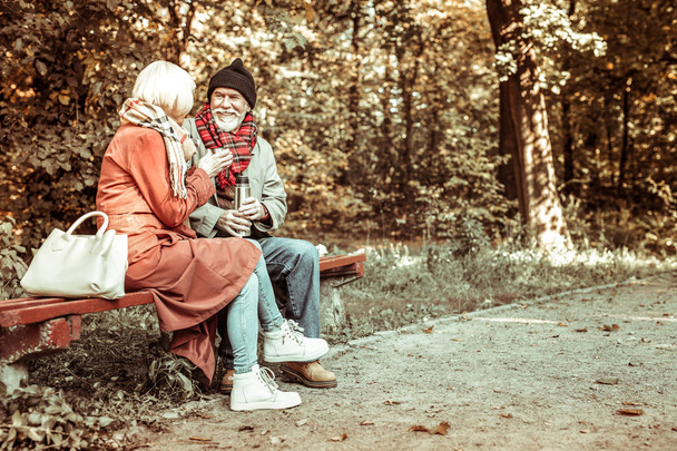 Happy married couple talking in the park. - Zdjęcie, obraz