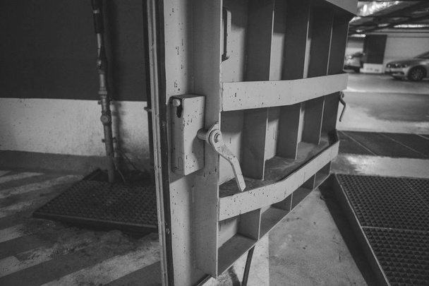 Detale z ciężkimi metalowymi drzwiami z shelte wybuchu jądrowego - Zdjęcie, obraz