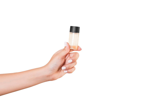 Femme main tenant bouteille de crème de lotion isolée. fille donner tube produits cosmétiques sur fond blanc
 - Photo, image