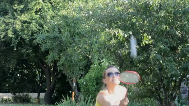 mladá žena, hrát badminton - Záběry, video