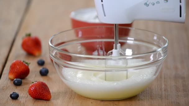 Blijf eiwitje laten kloppen, waarbij je geleidelijk een Caster suiker toevoegt. Meringue Roll cake maken - Video