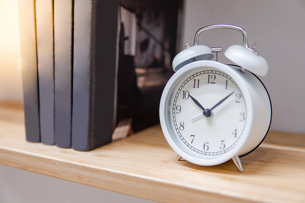 Horloge de table blanche sur étagère en bois
 - Photo, image