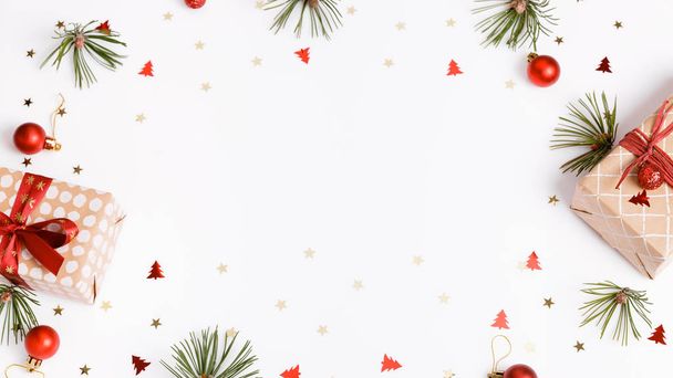 Composición navideña sobre fondo blanco. Piso tendido, vista superior
 - Foto, Imagen