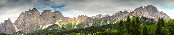 Cortina d'Ampezzo yakınlarındaki Sexten Dolomites'te Cristallo'nun Dolomitik masifi (Belluno), İtalya. - Fotoğraf, Görsel