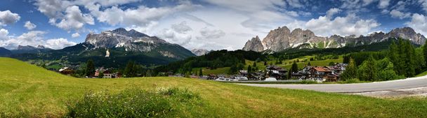 Gyönyörű panoráma kilátás a Cortina d ' Ampezzo völgyére, a bal oldalon a Tofane csoporttal és a jobb oldali Cristallo csoporttal. Sexten Dolomitok, Belluno. Olaszország. - Fotó, kép