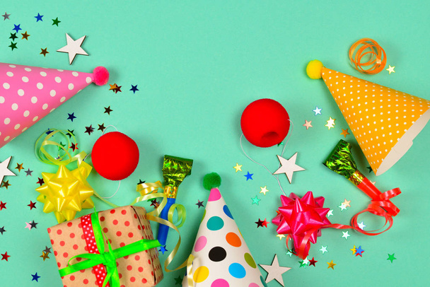 Cappelli di compleanno, regalo, coriandoli, nastri, stelle, nasi da clown
 - Foto, immagini