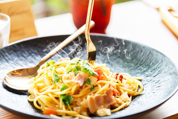 Espaguetis tocino con chile tailandés, que se pone en el plato listo t
 - Foto, Imagen