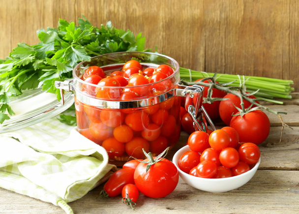 Välipala tomaatit suolakurkkua yrttejä ja mausteita
 - Valokuva, kuva