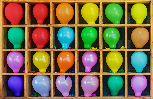 Ballons multicolores dans des cellules en bois. Fond de ballons de couleur. - Photo, image