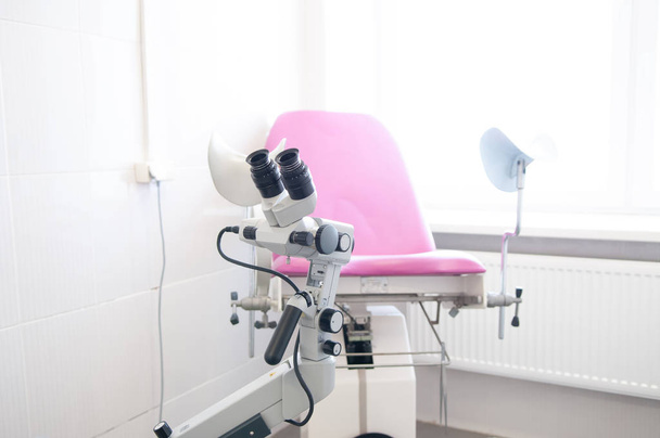 Sala de ginecólogo con colposcopio
 - Foto, Imagen