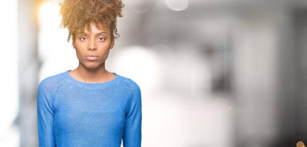 Красива молода жінка афро-американських над ізольованих фоні Relaxed серйозний вираз обличчя. Простим і природним, дивлячись на камеру. - Фото, зображення