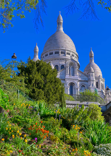 Basílica do Sagrado Coração de Paris, vulgarmente conhecida como Basílica Sacro-Coeur, localizada no bairro de Montmartre, em Paris, França. - Foto, Imagem
