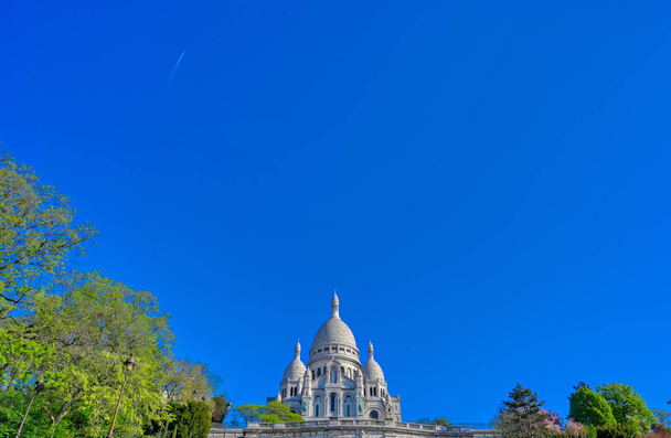 Basílica do Sagrado Coração de Paris, vulgarmente conhecida como Basílica Sacro-Coeur, localizada no bairro de Montmartre, em Paris, França. - Foto, Imagem