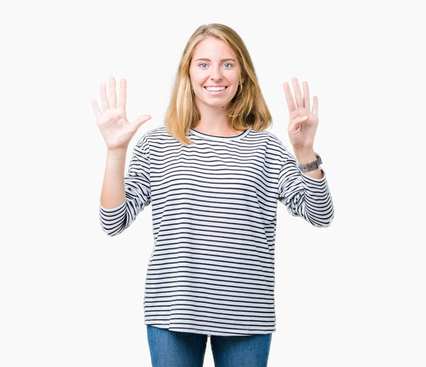 美しい若い女性着用のストライプ セーター分離背景表示と指で上向きにナンバー ナイン自信を持って、幸せな笑みを浮かべて、. - 写真・画像