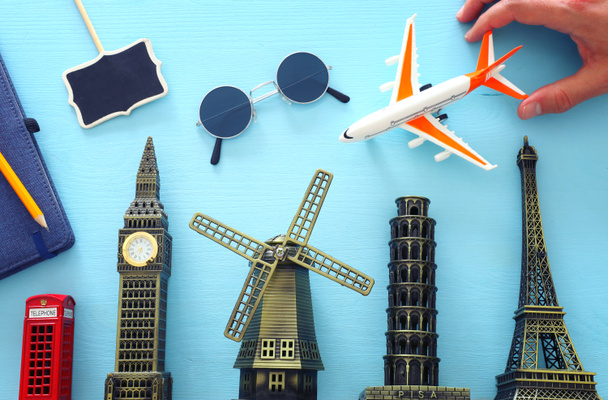 vakantie beeld van het reizen concept met wereld symbolen over blauwe achtergrond. bovenaanzicht, vlakke lay - Foto, afbeelding
