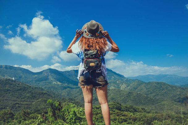 Aasian naiset matkustavat rentoutua lomalla. Seistä luonnollinen Mountain Experience. Seiso kosketuksessa vuoren luontoon. Thaimaa
 - Valokuva, kuva