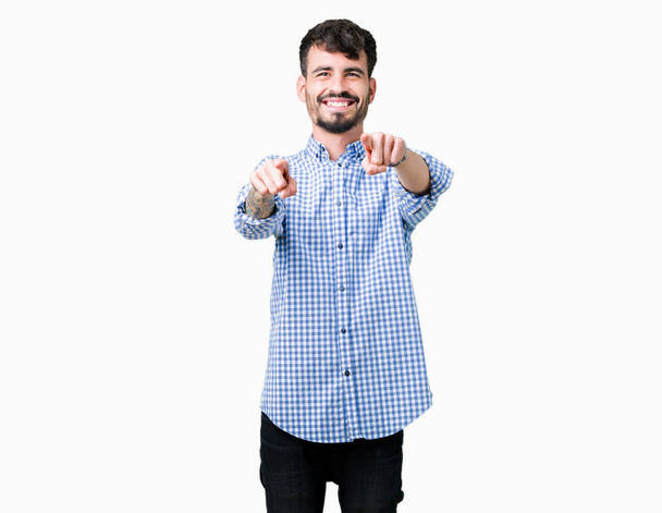 Молодой привлекательный бизнесмен на изолированном фоне указывает на тебя и камеру пальцами, улыбаясь позитивно и весело
 - Фото, изображение