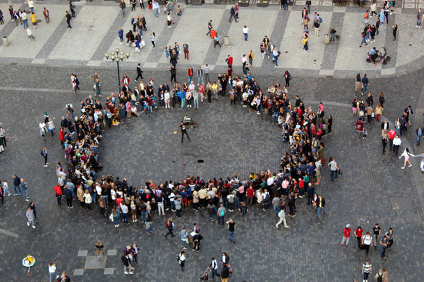 Lidé v kruhu na trhu. Letecký pohled - Fotografie, Obrázek