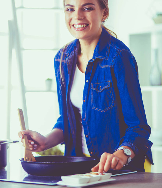 Young woman in the kitchen preparing a food - Φωτογραφία, εικόνα