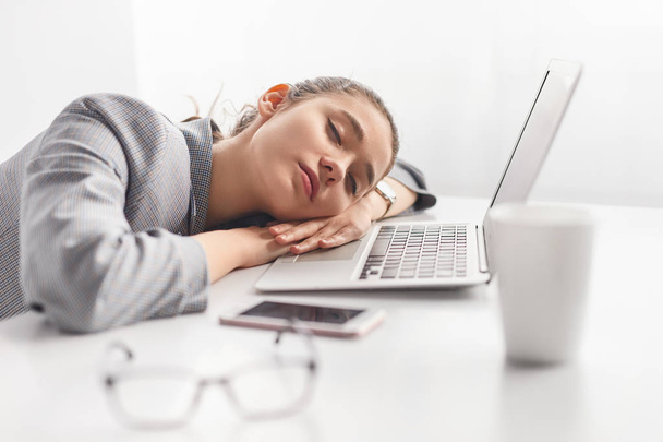 Tired manager sleeping on laptop - Foto, Imagen