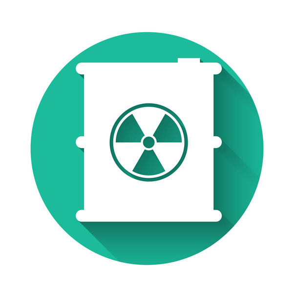 Wit radioactief afval in vat pictogram geïsoleerd met lange schaduw. Giftig vuilnis vat. Radioactieve afval emissies, milieuvervuiling. Groene cirkel knop. Vector illustratie - Vector, afbeelding