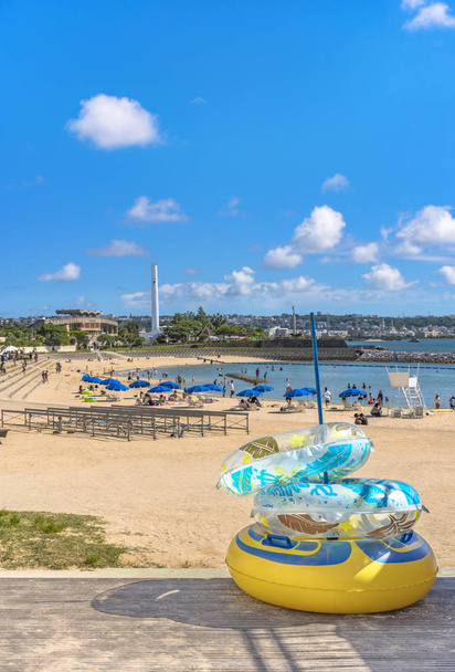 Ombrelloni e palme sulla spiaggia Sunset a Chatan City nell'isola americana di Okinawa in Giappone
. - Foto, immagini