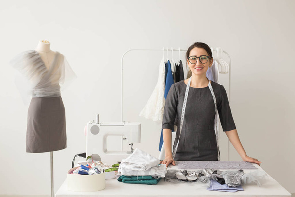 Dressmaker, créateur de mode et concept tailleur - beau jeune styliste sur le lieu de travail près de rack avec des vêtements
 - Photo, image