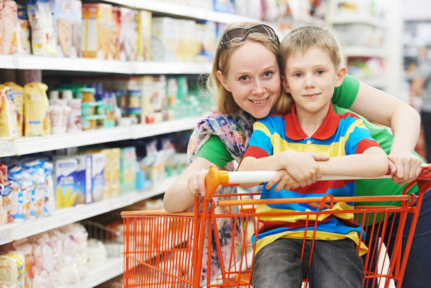 Family shopping at supermarket - Foto, imagen