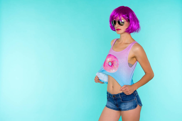 Portrait de jeune femme transgenre en perruque rose et lunettes de soleil
 - Photo, image